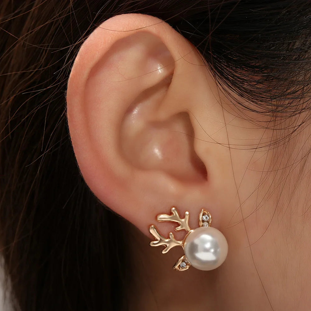 1Pair Women Elegant Xmas Reindeer Ear Stud Fashion Christmas Pearl Deer Earrings Ear Stud Women Girls' Jewelry Hot Sale