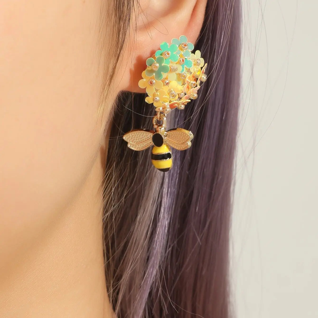 2 Yellow Animal Bee Bee Honeycomb Flower Pendant Earrings with Simple Style for Women's Fashion, Vacation, Tourism, and Leisure