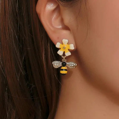 1 Pair Cute Bee Dangle Earring for Women Fashion Creative Design Yellow Flower Drop Earrings Rhinestones Beautiful Jewelry Gifts